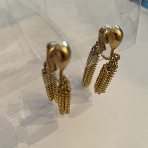 Sarah Coventry vintage dangle drop gold tone clip earrings